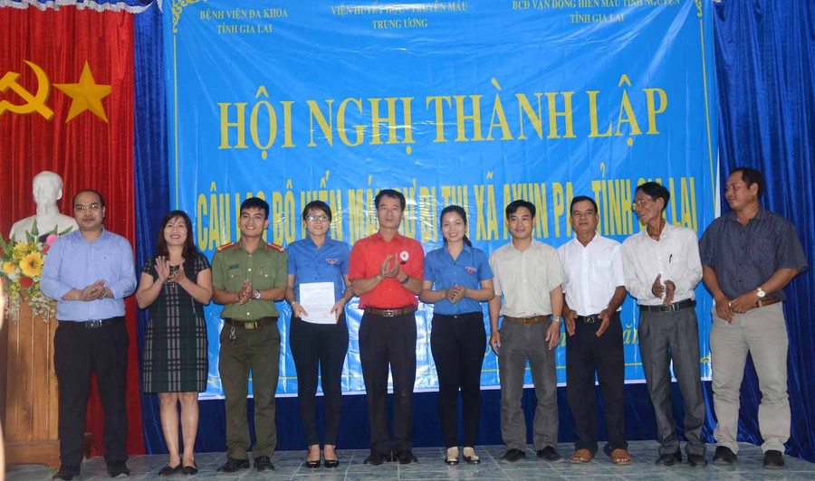 Ra mắt Câu lạc bộ hiến máu dự bị thị xã Ayun Pa. Ảnh: Đức Phương