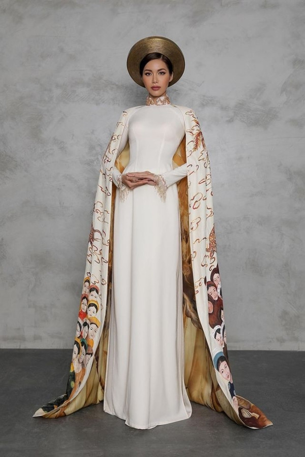 Ngoài ra, bộ áo dài của cô được chọn vào top 10 trang phục dân tộc đẹp nhất cuộc thi. Bộ áo của nhà thiết kế Đinh Văn Thơ nêu cao tinh thần đoàn kết dân tộc khi lấy cảm hứng từ sự tích 