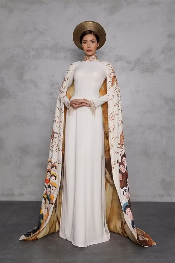 Ngoài ra, bộ áo dài của cô được chọn vào top 10 trang phục dân tộc đẹp nhất cuộc thi. Bộ áo của nhà thiết kế Đinh Văn Thơ nêu cao tinh thần đoàn kết dân tộc khi lấy cảm hứng từ sự tích 