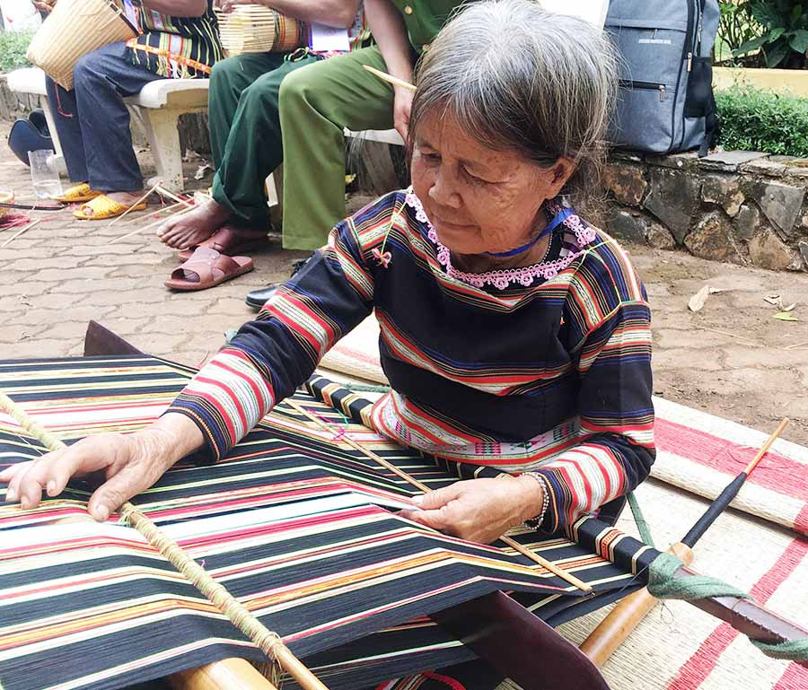 Dưới bàn tay tài hoa, các nghệ nhân đã cho ra đời nhiều tấm dệt tinh xảo, đẹp mắt. Ảnh: Mai Ka