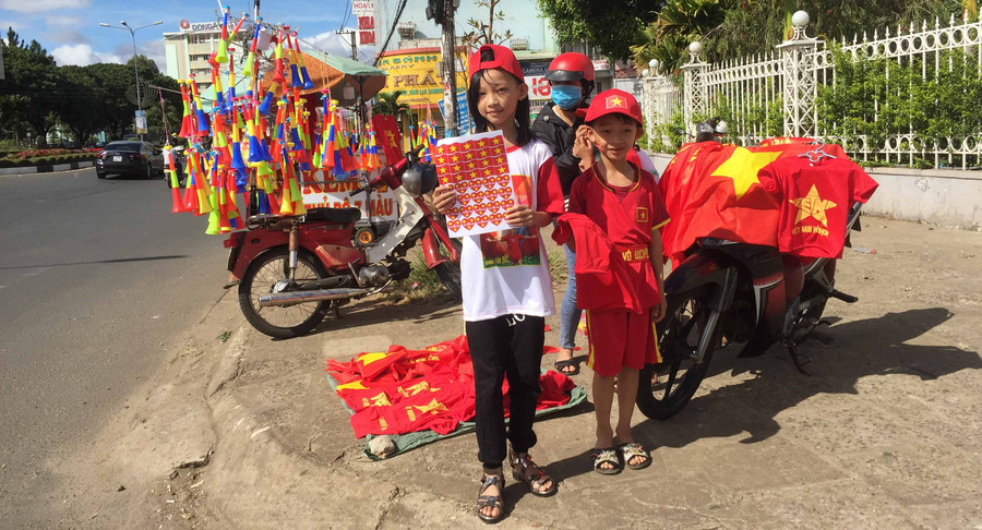 Đường phố Pleiku rực một màu đỏ để cổ động cho đội tuyển Việt Nam. Ảnh: Văn Ngọc