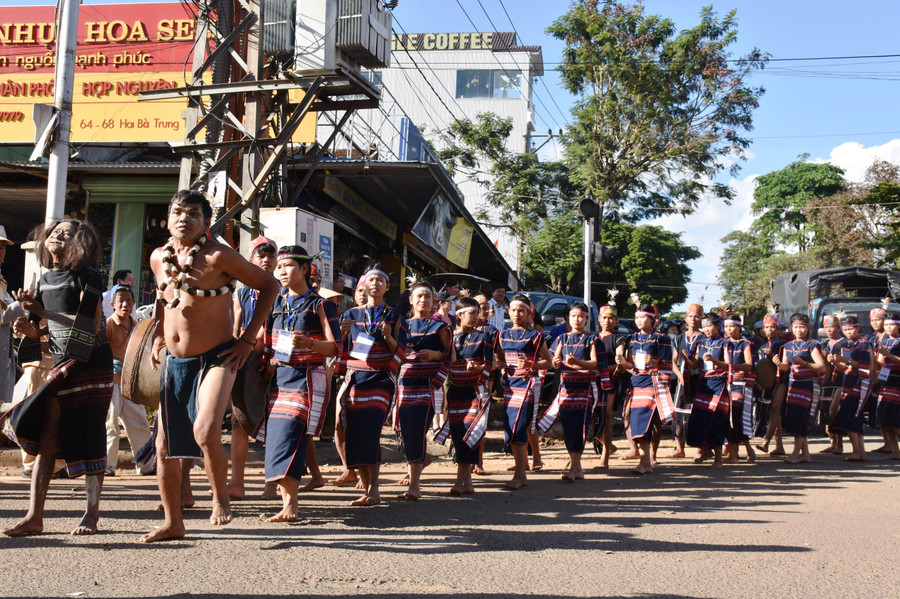  Trên đường phố, các nghệ nhân đồng diễn một cách say sưa. Ảnh: T.D
