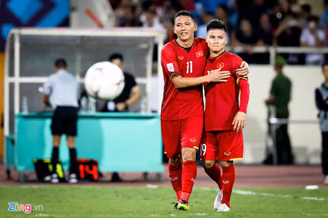 Anh Đức (trái) và Quang Hải là những ngôi sao của tuyển Việt Nam trên hành trình vô địch AFF Cup 2018.