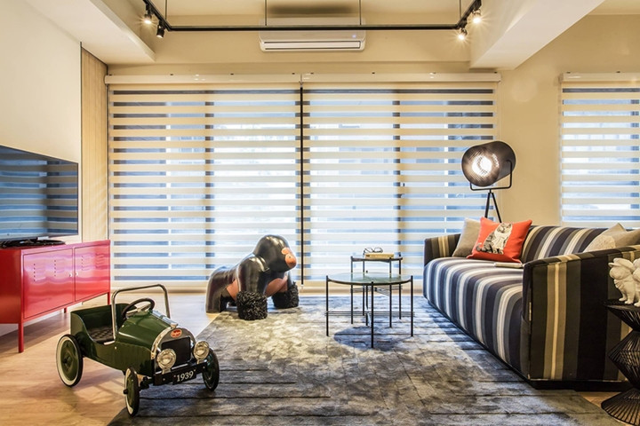 Một phần tường căn hộ được thay thế bằng kính kết hợp với rèm cửa lá sách để điều chỉnh lượng ánh sáng trong phòng. Một phần tường căn hộ được thay thế bằng kính kết hợp với rèm cửa lá sách để điều chỉnh lượng ánh sáng trong phòng.