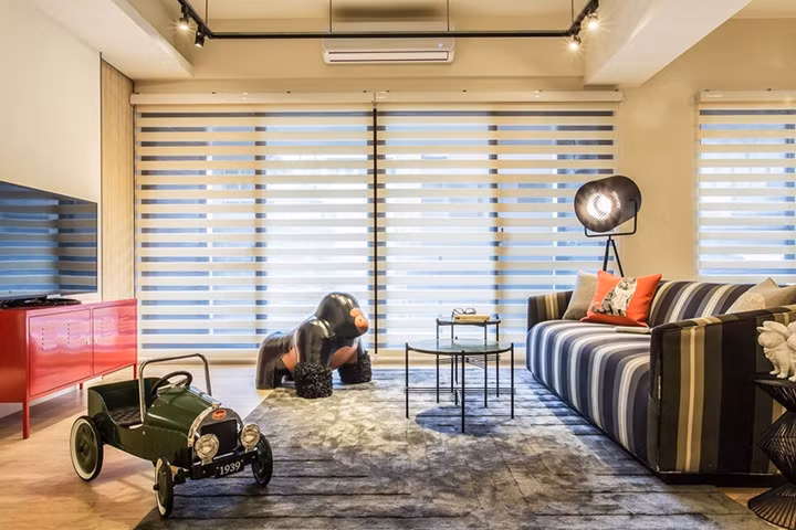  Một phần tường căn hộ được thay thế bằng kính kết hợp với rèm cửa lá sách để điều chỉnh lượng ánh sáng trong phòng.