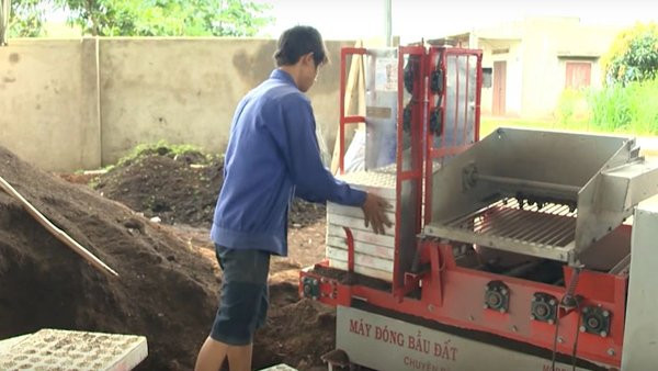 Máy đóng bầu đất, một trong hàng chục phát minh của anh Nguyễn Hồng Chương.