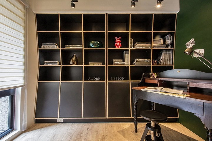 Đàn piano đặt cạnh một giá sách. Đàn piano đặt cạnh một giá sách.