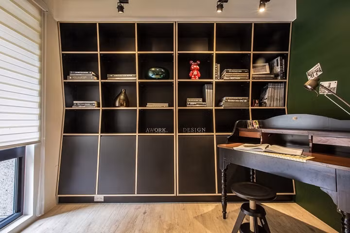 Đàn piano đặt cạnh một giá sách.