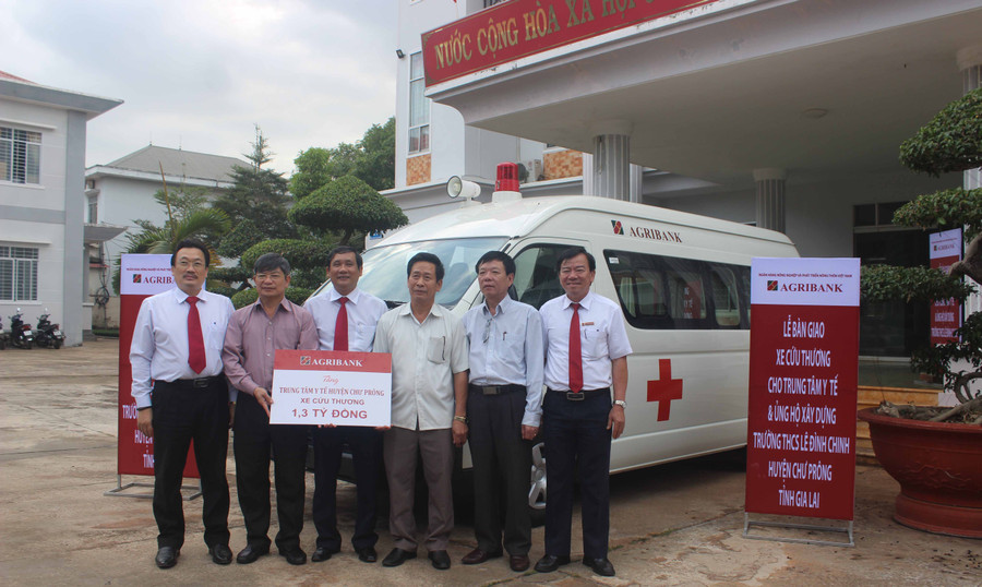 Bàn giao xe cứu thương cho Trung tâm y tế huyện Chư Prông. Ảnh: Sơn Ca 