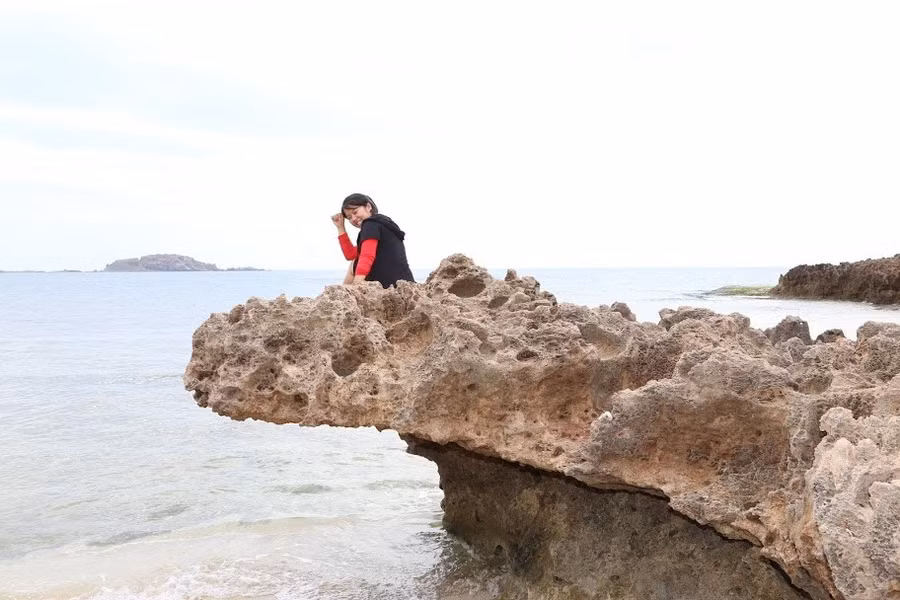 Hòn Đỏ mang vẻ đẹp hoang sơ mà gần gũi phá chút mạo hiểm và bí ẩn.