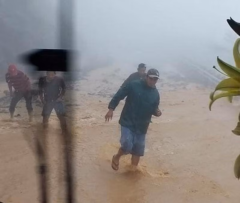  Đất đá vùi lấp gần hết mặt đường trên đèo Khánh Lê.