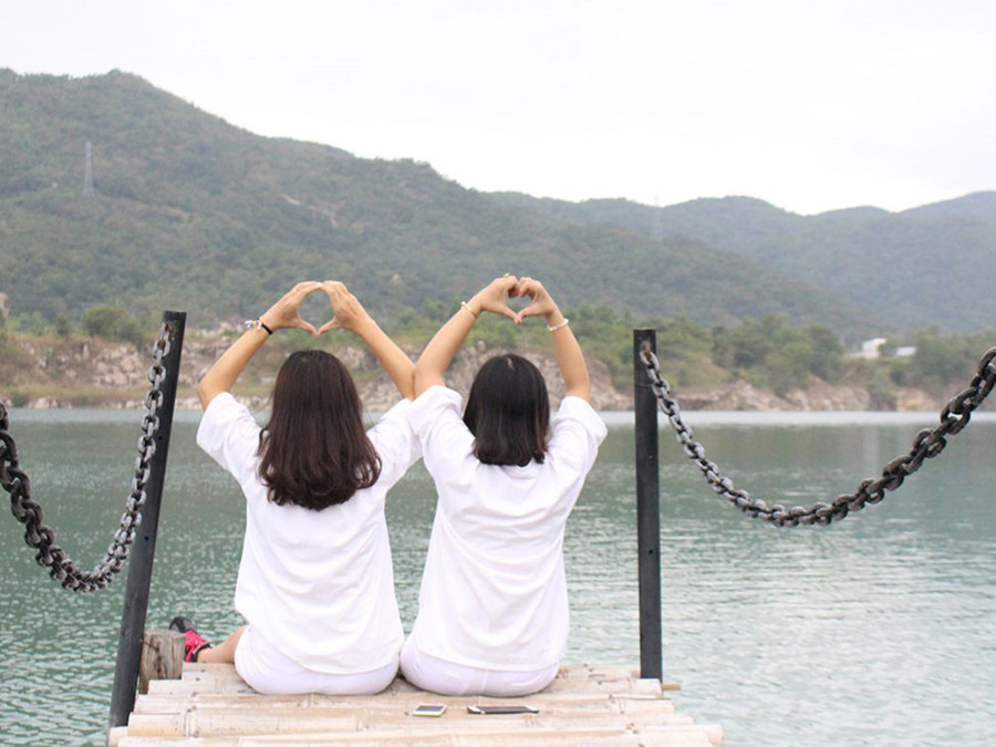  Góc ảnh tạo hình trái tim của hai bạn trẻ