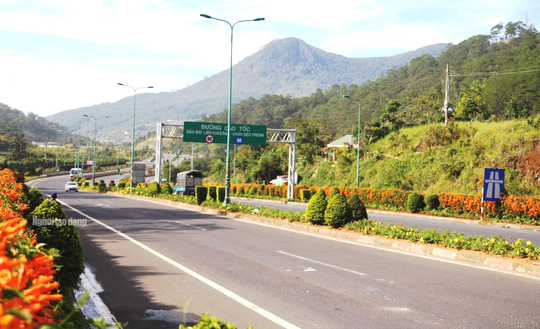 Cao tốc Liên Khương cửa ngõ nối Quốc lộ 20 với TP Đà Lạt được duy tu sửa chữa phục vụ du khách.