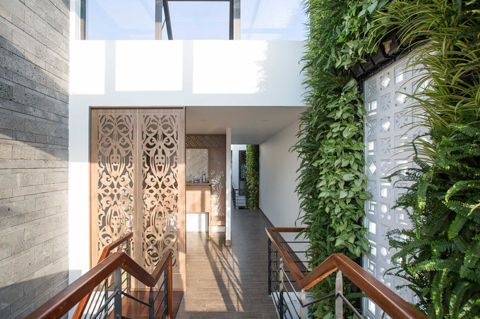 Kiến trúc sư lắp kính cho mái nhà đồng thời mở nhiều cửa sổ ở khu vực này, tất cả đều nhằm tạo ra sự thông thoáng cho không gian trong nhà. Kiến trúc sư lắp kính cho mái nhà đồng thời mở nhiều cửa sổ ở khu vực này, tất cả đều nhằm tạo ra sự thông thoáng cho không gian trong nhà.