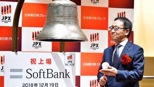 Chủ tịch kiêm CEO mảng di động SoftBank Ken Miyauchi đánh chuông IPO sáng 19.12 ở sàn giao dịch chứng khoán Tokyo