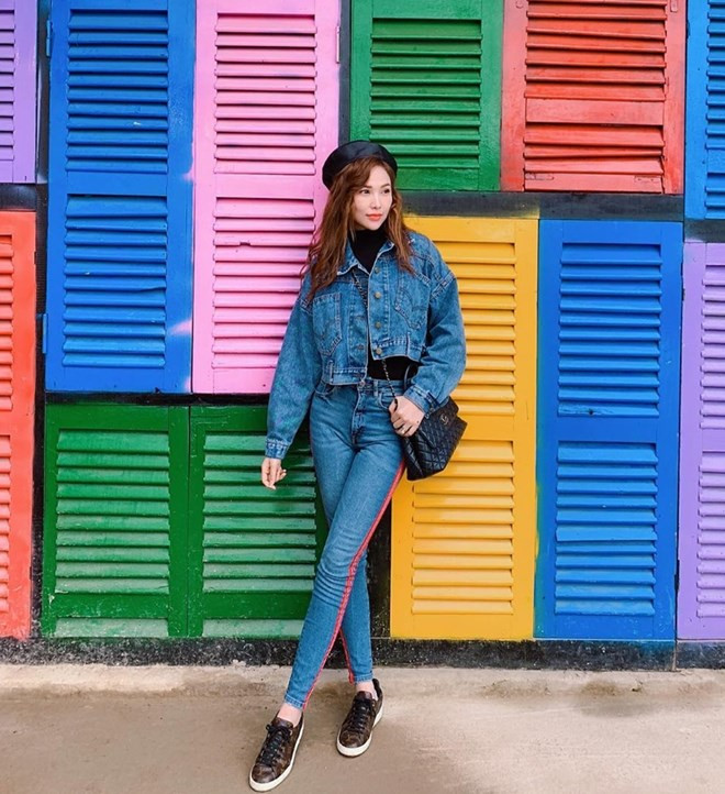  Quỳnh Thư kết hợp áo khoác denim và quần jeans cùng áo len cổ lọ, tô đậm vẻ bụi phủi, khỏe khoắn.