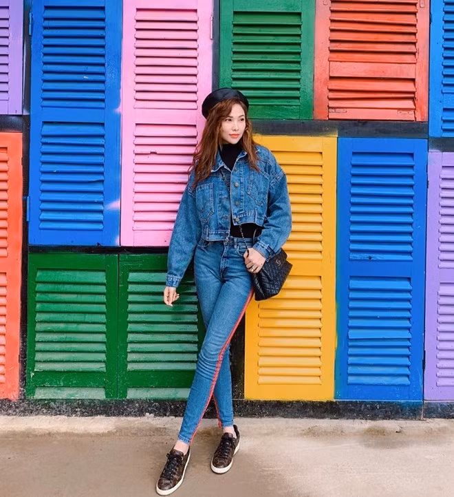  Quỳnh Thư kết hợp áo khoác denim và quần jeans cùng áo len cổ lọ, tô đậm vẻ bụi phủi, khỏe khoắn.
