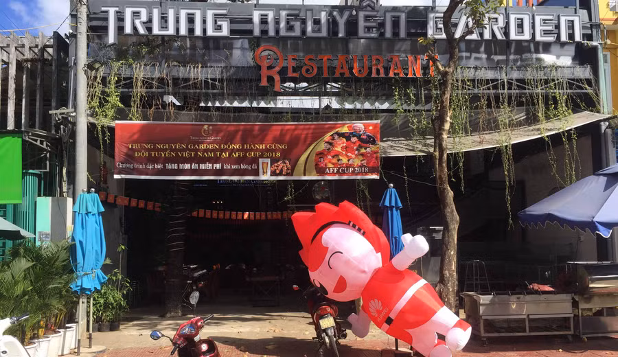  Các quán bia tung ra nhiều chương trình khuyến mại để đồng hành cùng đội tuyển. Ảnh: Văn Ngọc 