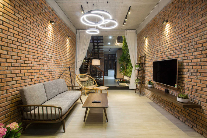 Phòng khách nằm ở trung tâm tầng trệt, khá rộng rãi và thoải mái. Phòng khách nằm ở trung tâm tầng trệt, khá rộng rãi và thoải mái.