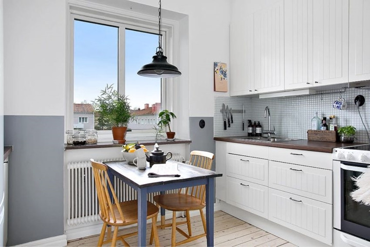 Dù sống một mình nhưng chủ nhân vẫn sắm một bộ bàn ghế ăn và khu vực bếp nấu với đầy đủ tiện nghi để tự tay nấu nướng vào dịp cuối tuần. Dù sống một mình nhưng chủ nhân vẫn sắm một bộ bàn ghế ăn và khu vực bếp nấu với đầy đủ tiện nghi để tự tay nấu nướng vào dịp cuối tuần.