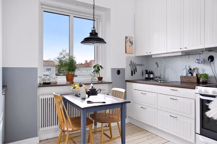 Dù sống một mình nhưng chủ nhân vẫn sắm một bộ bàn ghế ăn và khu vực bếp nấu với đầy đủ tiện nghi để tự tay nấu nướng vào dịp cuối tuần.