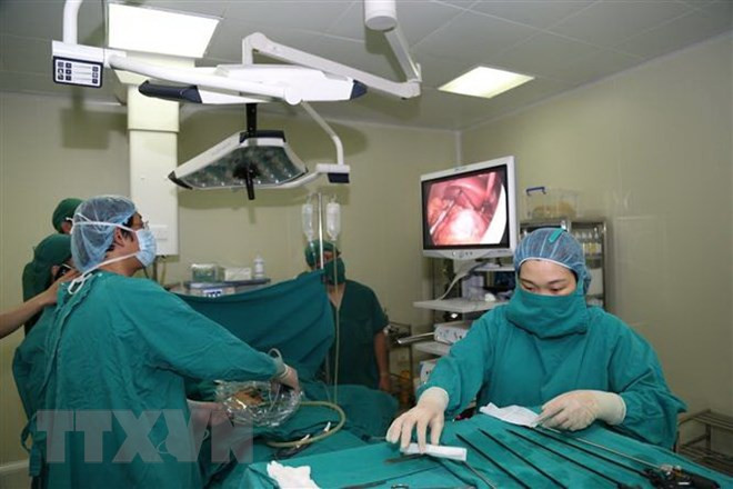 Kíp phẫu thuật Bệnh viện đa khoa Đức Giang phẫu thuật cứu sống bệnh nhân viêm ruột thừa cấp có phủ tạng đảo ngược hoàn toàn cực kỳ hiếm gặp. (Ảnh: Nguyễn Thị Tuyết Mai/TTXVN)