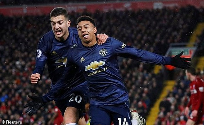 Các cầu thủ MU ăn mừng bàn gỡ 1-1.