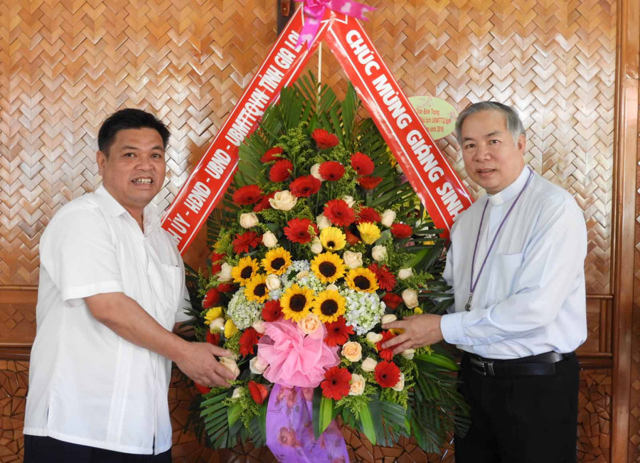 Phó Chủ tịch UBND tỉnh Gia Lai (trái) tặng hoa chúc mừng tại Toà Giám mục Giáo phận Kon Tum. Ảnh: Thanh Nhật Phó Chủ tịch UBND tỉnh Gia Lai (trái) tặng hoa chúc mừng tại Toà Giám mục Giáo phận Kon Tum. Ảnh: Thanh Nhật