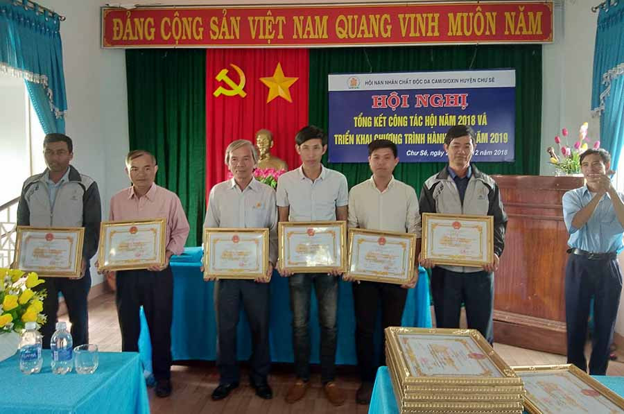 UBND huyện Chư Sê khen thưởng các tập thể, cá nhân có thành tích trong trong tác vận động. Ảnh: Hà Phương