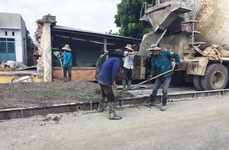  Thi công công trình đường liên xã Tân An đi Yang Bắc và Phú An (huyện Đak Pơ). Ảnh: Sơn Ca
