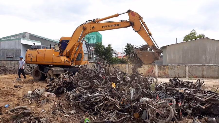  234 xe máy độ chế đã bị tiêu huỷ trong đợt này. Ảnh: V.N