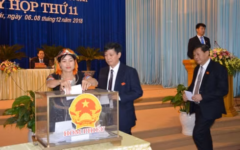 Các đại biểu HĐND tỉnh Yên Bái bỏ phiếu tín nhiệm.