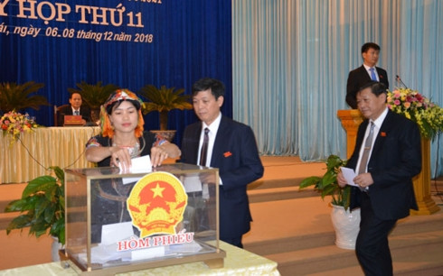 Các đại biểu HĐND tỉnh Yên Bái bỏ phiếu tín nhiệm.