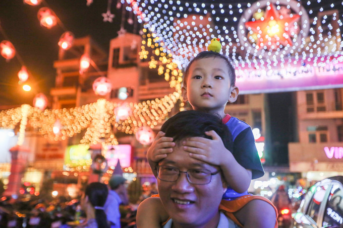 Bé Hải (5 tuổi) được cha đưa đến nhà thờ Tân Định chơi để có thêm trải nghiệm mùa Giáng sinh.