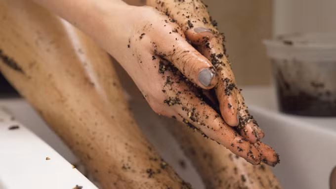 Bã cà phê có khả năng loại bỏ da chết, tăng cường tuần hoàn máu cho làn da. 