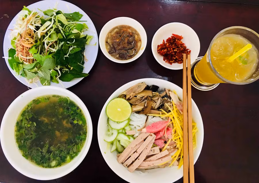 Gia vị ăn kèm rất cầu kỳ của món bún mắm Huế “2 tô”. Ảnh: Hải Lê