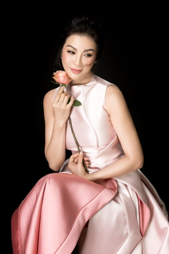  Phần tùng váy bất đối xứng được cắt xẻ và xếp lớp cầu kì, tạo điểm nhấn cho chiếc đầm.