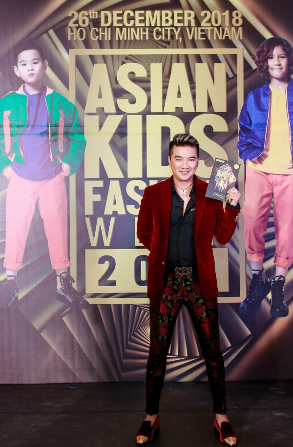 Ca sĩ Đàm Vĩnh Hưng xuất hiện bảnh bao với vest nhung đỏ và quần họa tiết hoa lá rực rỡ.