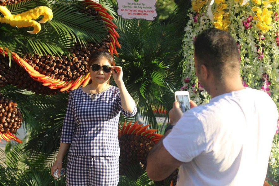  Ông Vương Xuân Nguyên, đại diện BTC triển lãm cho biết, cổng chào Song Long được làm từ hoa quả có kích thước lớn nhất ở miền Bắc. “Các vật liệu tạo nên tác phẩm đều được làm hoàn toàn từ thiên nhiên. Trong đó, để tạo sự uy nghi, thần thái uyển chuyển cho tác phẩm các nghệ nhân đã phải mất nhiều ngày để hoàn thiện”, ông Nguyên nói.