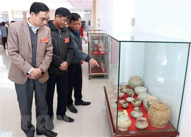  Khách tham quan cổ vật tại một bảo tàng. (Ảnh: Đinh Tuấn/TTXVN)