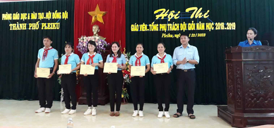 Ban tổ chức trao giấy chứng nhận cho các giáo viên làm Tổng phụ trách Đội giỏi cấp thành phố năm học 2018-2019. Ảnh: Thủy Bình