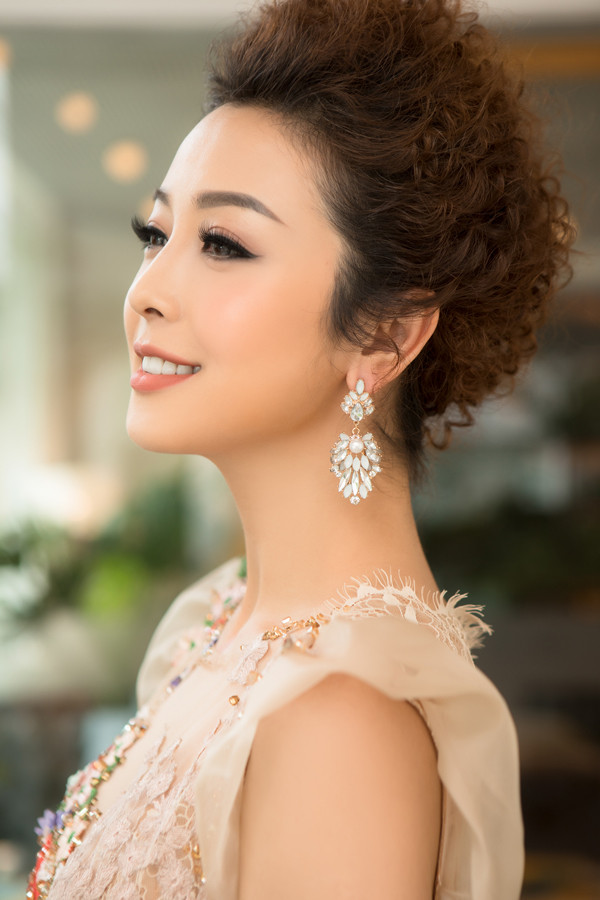 Cuối năm, Hoa hậu rất đắt show event nhưng cô cân nhắc kỹ lưỡng bởi còn bận chăm sóc cho tổ ấm. Từ khi con trai đầu lòng Bảo Nam về nước sinh sống và học tập, cô càng muốn dành nhiều thời gian hơn cho các con. Cuối năm, Hoa hậu rất đắt show event nhưng cô cân nhắc kỹ lưỡng bởi còn bận chăm sóc cho tổ ấm. Từ khi con trai đầu lòng Bảo Nam về nước sinh sống và học tập, cô càng muốn dành nhiều thời gian hơn cho các con.