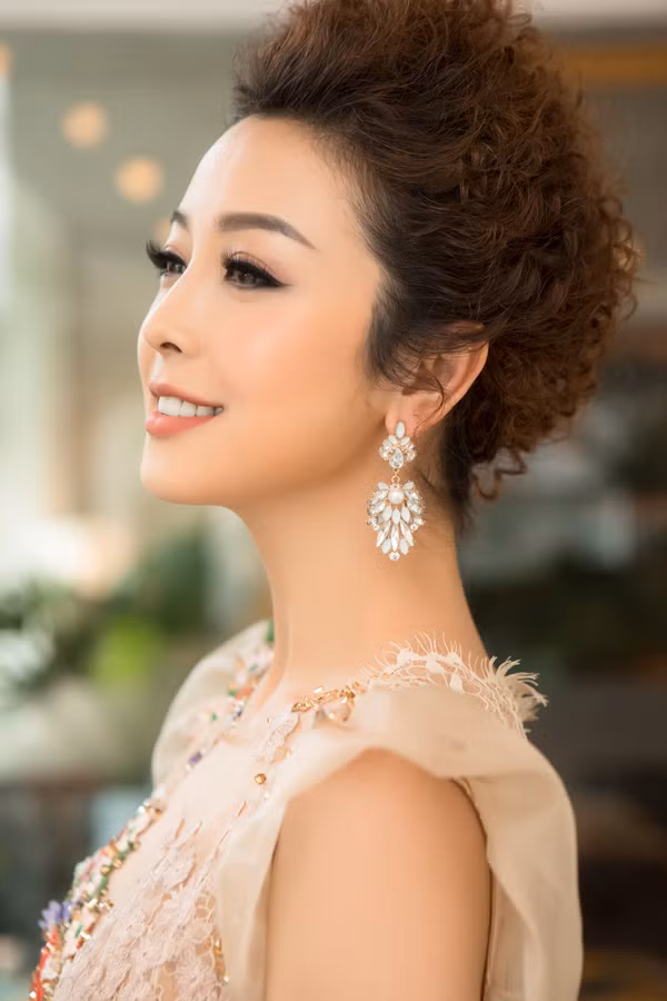 Cuối năm, Hoa hậu rất đắt show event nhưng cô cân nhắc kỹ lưỡng bởi còn bận chăm sóc cho tổ ấm. Từ khi con trai đầu lòng Bảo Nam về nước sinh sống và học tập, cô càng muốn dành nhiều thời gian hơn cho các con. 