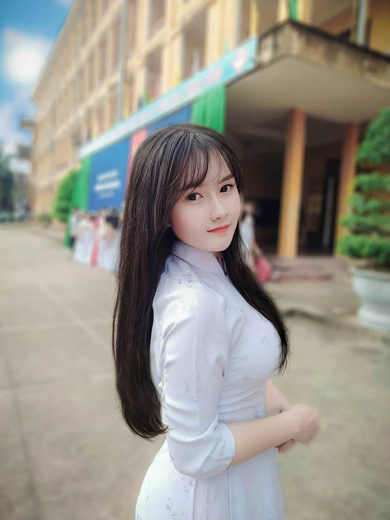 Hồng được mọi người xung quanh nhận xét là cô gái hòa đồng, thân thiện, hăng say tham gia các hoạt động chung. Thu Hồng thường làm người dẫn chương trình trong các sự kiện ở trường, cô hiện giữ chức vụ bí thư chi đoàn, năng nổ và được lòng thầy cô, bạn bè. Hồng được mọi người xung quanh nhận xét là cô gái hòa đồng, thân thiện, hăng say tham gia các hoạt động chung. Thu Hồng thường làm người dẫn chương trình trong các sự kiện ở trường, cô hiện giữ chức vụ bí thư chi đoàn, năng nổ và được lòng thầy cô, bạn bè.