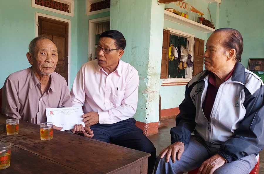 Hội Nạn nhân chất độc da cam/dioxin huyện Đak Đoa đến thăm, tặng quà ông Nguyễn Ngọc Minh (ngoài cùng bên trái). Ảnh: N.N  Hội Nạn nhân chất độc da cam/dioxin huyện Đak Đoa đến thăm, tặng quà ông Nguyễn Ngọc Minh (ngoài cùng bên trái). Ảnh: N.N