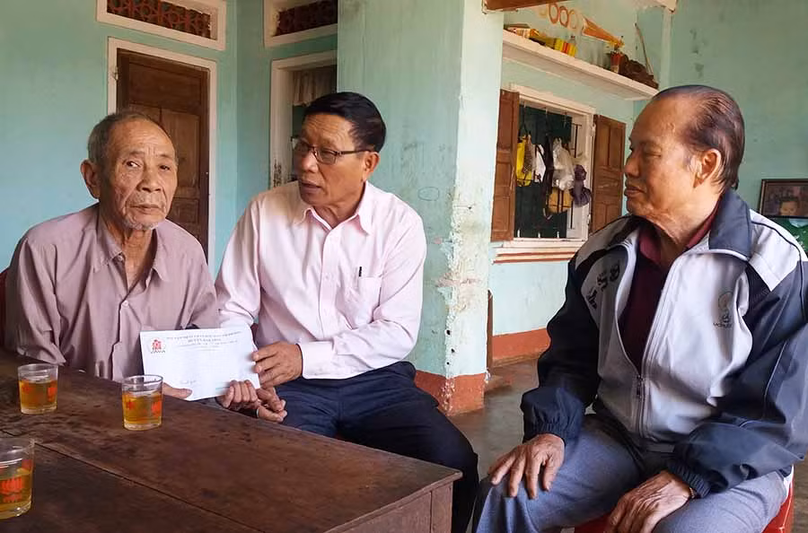  Hội Nạn nhân chất độc da cam/dioxin huyện Đak Đoa đến thăm, tặng quà ông Nguyễn Ngọc Minh (ngoài cùng bên trái). Ảnh: N.N
