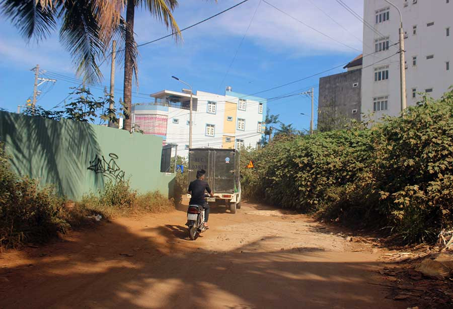  Đoạn cuối đường Bà Triệu (TP. Pleiku) xuống cấp nghiêm trọng. Ảnh: S.C