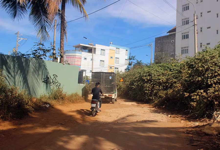  Đoạn cuối đường Bà Triệu (TP. Pleiku) xuống cấp nghiêm trọng. Ảnh: S.C