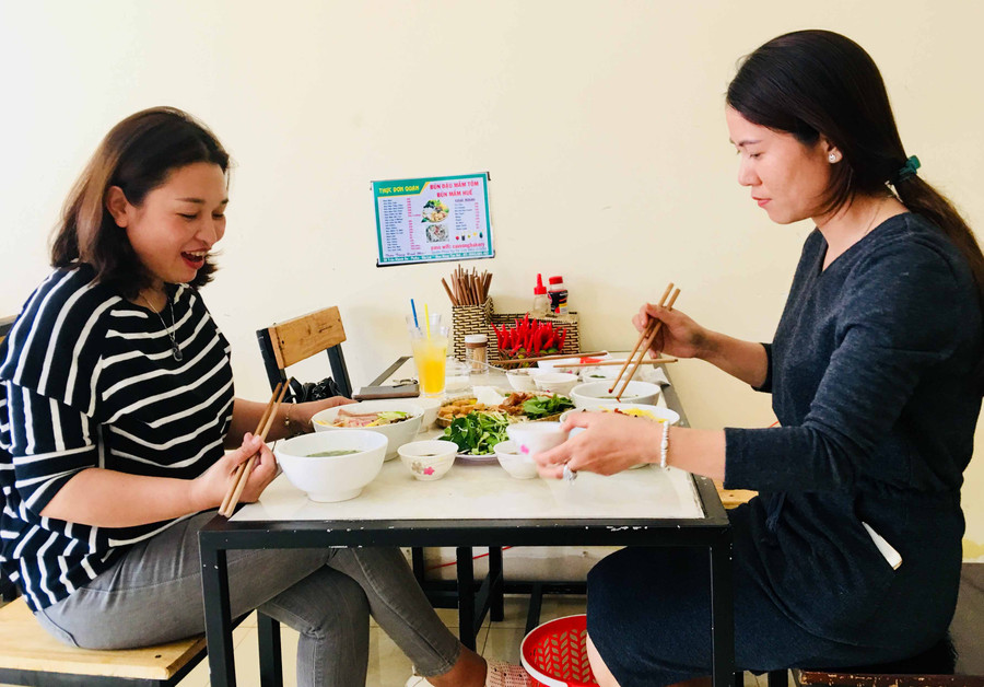 Thực khách thưởng thức món bún mắm Huế “2 tô” tại cửa hàng của chị Hằng tại 58 Trần Khánh Dư. Ảnh: Hải Lê Thực khách thưởng thức món bún mắm Huế “2 tô” tại cửa hàng của chị Hằng tại 58 Trần Khánh Dư. Ảnh: Hải Lê