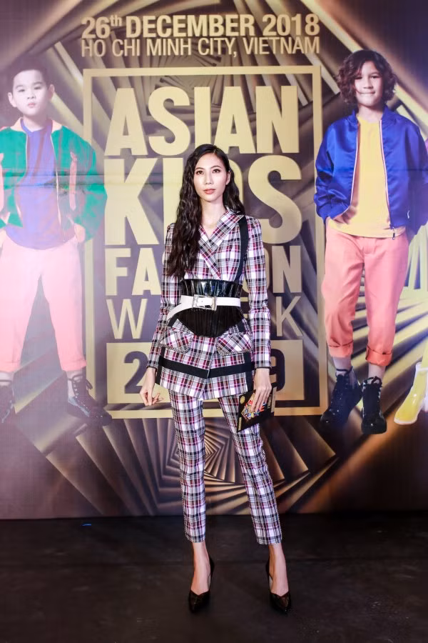 Người mẫu Cao Ngân chọn suit họa tiết kẻ ô phối thắt lưng cá tính. Lần đầu có mặt tại sự kiện thời trang dành cho trẻ em, chân dài tỏ ra thích thú và hy vọng sẽ được chứng kiến những màn trình diễn đặc sắc của các mẫu nhí trong và ngoài nước.